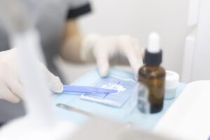 大阪・心斎橋のホワイトニング専門歯科で薬剤を調整している様子